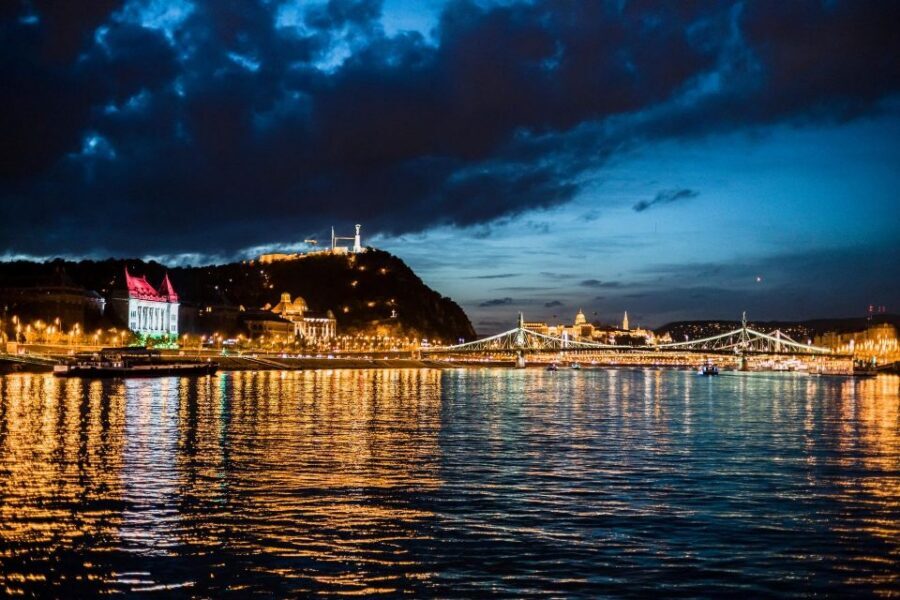 Budapest: Premium Sightseeing Cruise with Tokaj Frizzante - Tokaj Frizzante welcome drink and the onboard bar experience