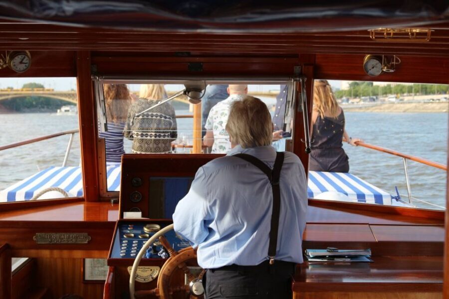 Budapest: Private Danube Yacht Cruise with Welcome Drink - Why a private Danube yacht beats the big sightseeing boats