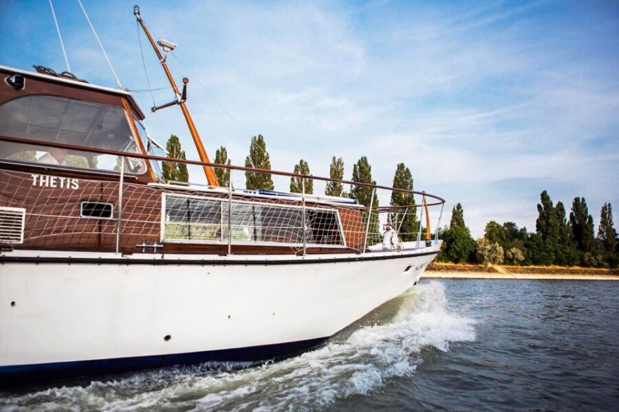 Budapest: Private Danube Yacht Cruise with Welcome Drink - From golden hour to night lights: what you’ll want to watch for
