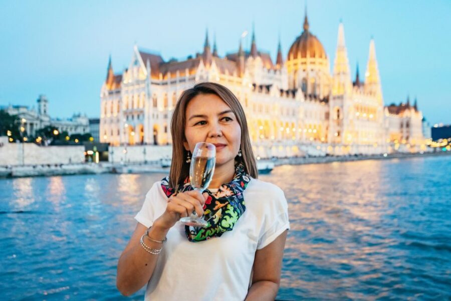 Budapest: Sightseeing Cruise on the Danube - Live music and the on-board bar: atmosphere, timing, and what to expect