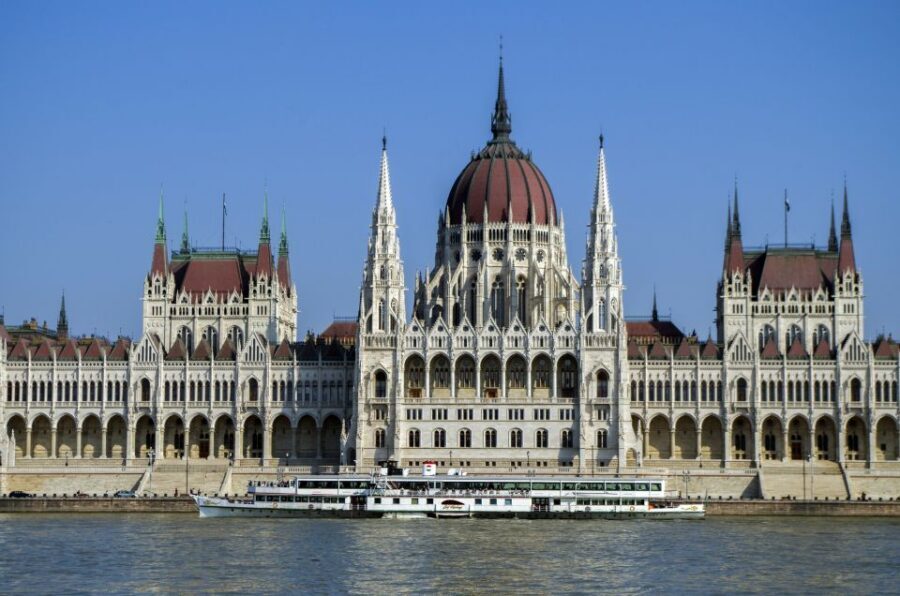 Budapest: Sightseeing Cruise on the Danube - Practical tips for getting the best seats at night