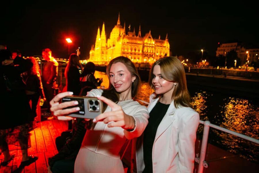Budapest: Sightseeing River Cruise with Unlimited Cocktails - The Big-Name River Views You’ll See: Parliament, Chain Bridge, and Buda Castle