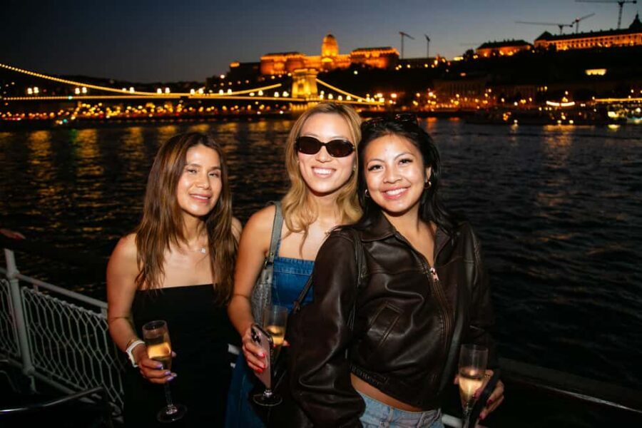 Budapest: Sightseeing River Cruise with Unlimited Cocktails - Liberty Statue, University Buildings, Theaters, and Concert Halls