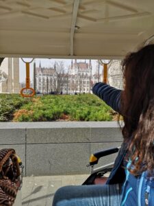 Budapest: Sightseeing Tour by Electric Tuktuk - Getting on board: Oktogon 2 and the K&H Bank meeting spots