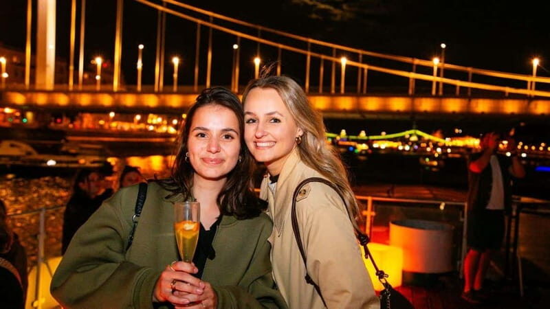 Budapest: Sip and Sail River Cruise with Unlimited Prosecco - Drinks, queues, and how to avoid an annoying evening