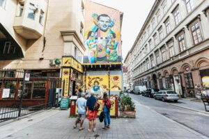 Budapest: Street Art and Underground Movements Walking Tour - The pace and group size: why 2 hours works