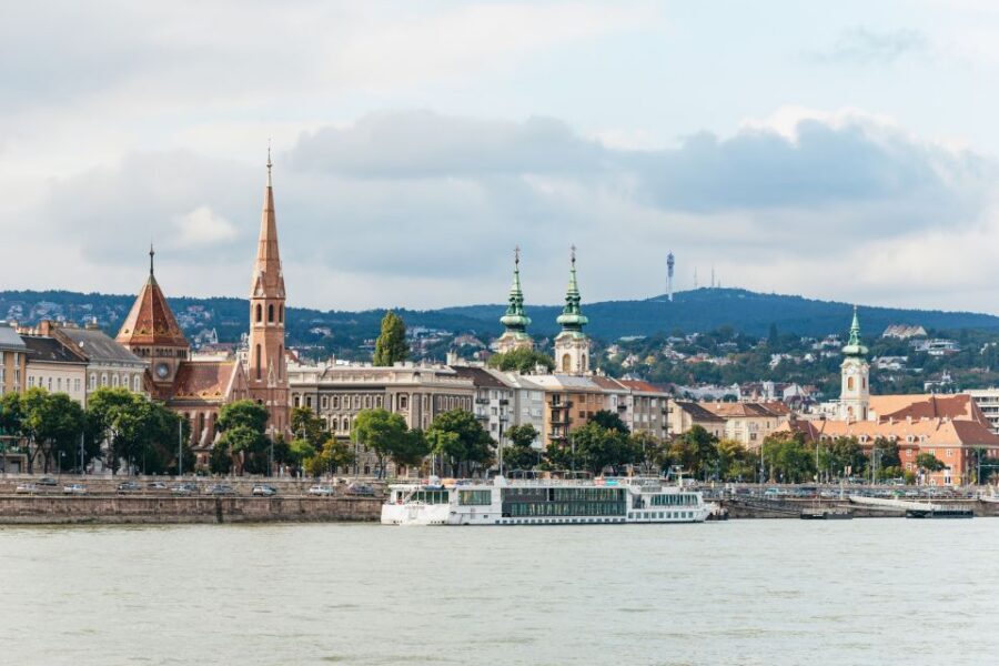 Budapest: Sunset Cocktail Cruise - The music vibe: fun if you’re in the mood, not if you want quiet