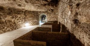 Budapest: The WWII Siege of Buda Castle & Bomb Shelter Tour - Starting at Dísz Square: Finding De la Motte–B.-Palace Without Stress