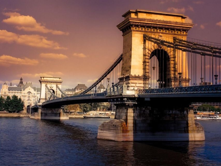 Budapest: Unlimited Prosecco and Wine Sightseeing Cruise - The 60-minute route: what you see from Margaret Bridge to the Buda side