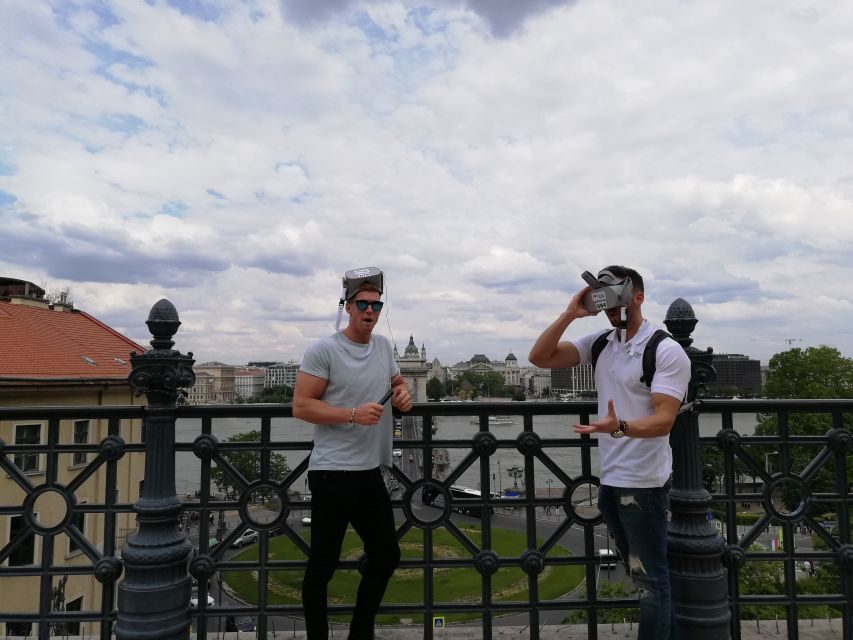 Budapest: Virtual Reality Tour in 8 Languages - Entering the VR world near Chain Bridge