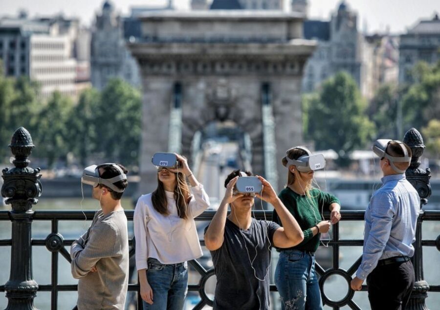 Budapest: Virtual Reality Tour in 8 Languages - Logistics that affect comfort: shoes, deposit, and headset hygiene