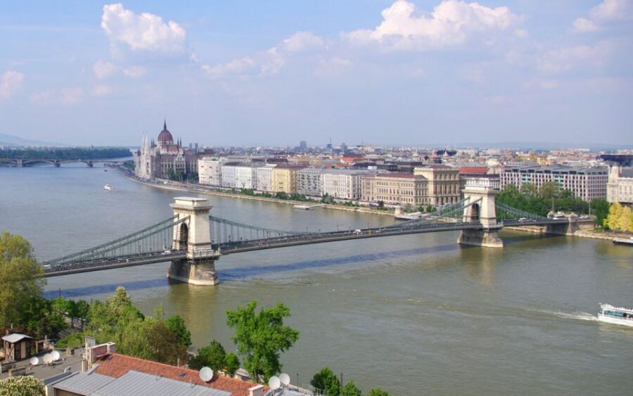 Budapest: Walking Tour in German - Price and time: is $41 a good deal for a first Budapest day?
