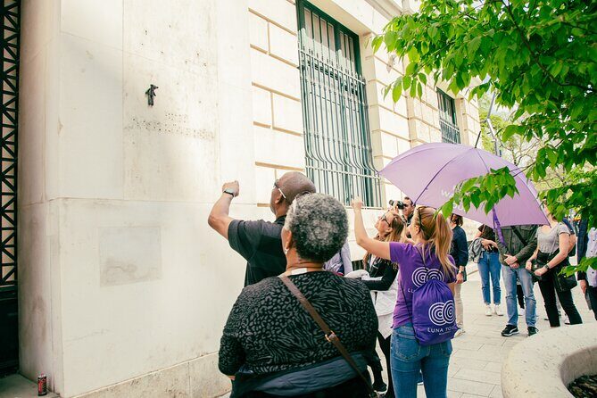 Budapest walking tour: Parliament and Shoes Memorial - Chain Bridge legends at Szechenyi Lanchid