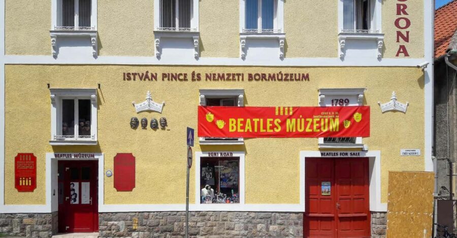EGRI ROAD BEATLES MUSEUM - Multimedia Walls in Chronological Order: Touch Screens, Real Footage