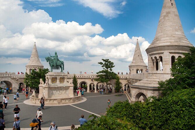 Essential Walking Tour - Stop 5: Sándor Palace and the Guards in Historical Uniforms