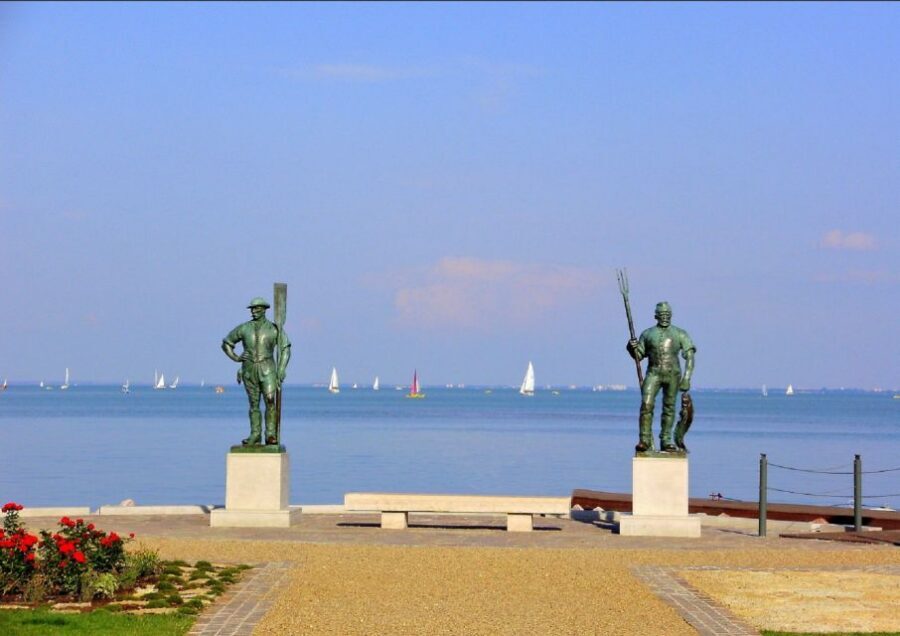 From Budapest: Lake Balaton Day Tour - From Budapest to Balatonfüred: The 2-hour coach ride that sets the mood