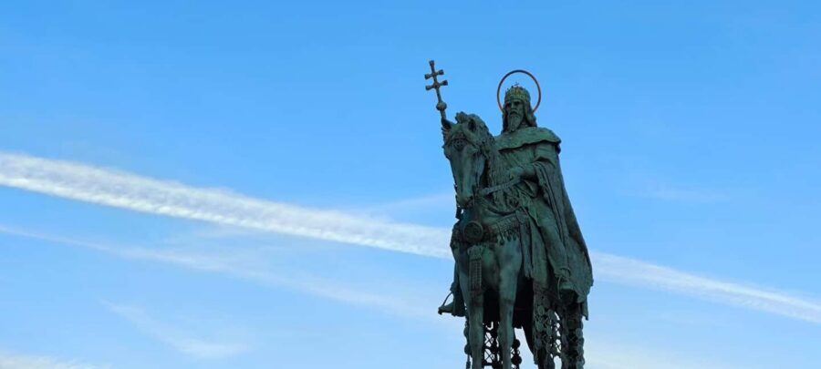 German guided tour through Budapest's castle district - Buda Castle Caves and the Royal layers: outside sightseeing with context
