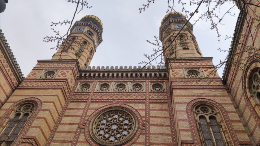 German tour in the Budapest city centre & the Jewish quarter - A 2.5-hour route that links big power to everyday life