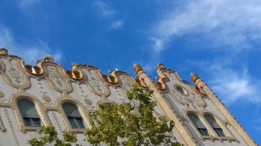 German tour in the Budapest city centre & the Jewish quarter - The Hungarian Parliament Building: photos plus political meaning