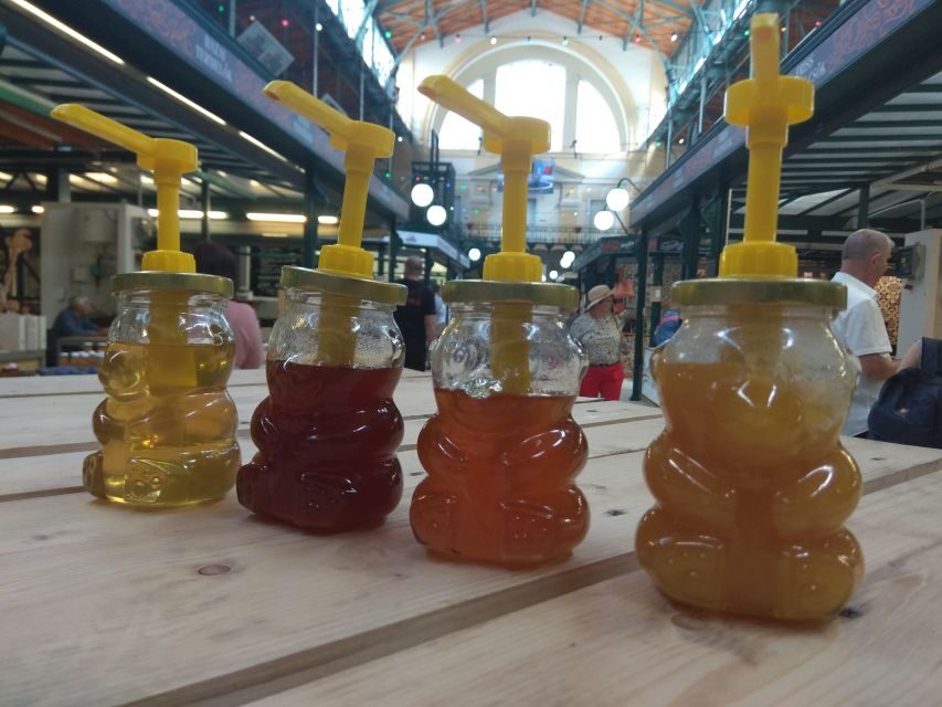 German tour in the Market Hall of Budapest with tastings - The take-home goodies: restaurant guide, receipt book, WineGuide