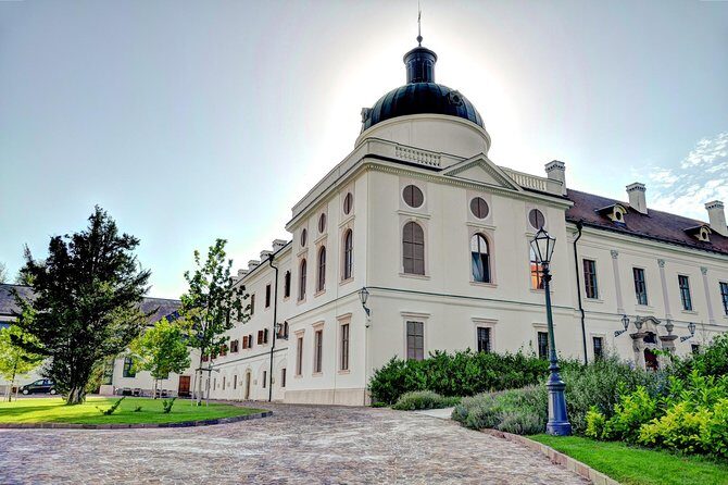 Sisi's Godollo Palace Tour from Budapest - Language and group format: when English may feel shared