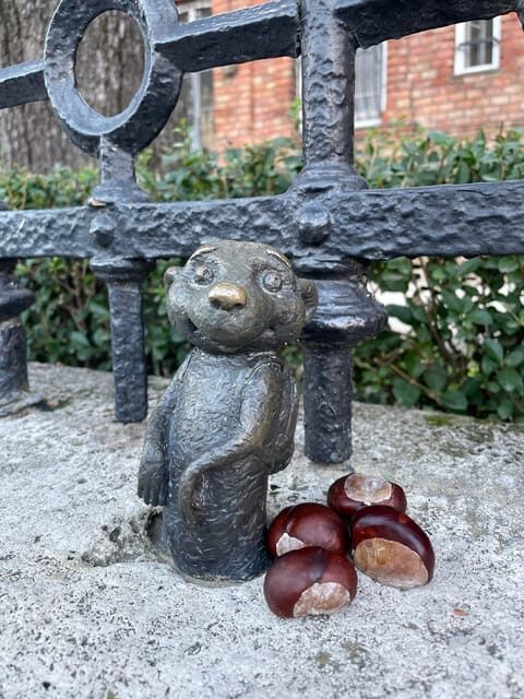 Tiny Sculptures, Big Stories: Kolodko mini statue tour - Tiny bronze sculptures and big meaning around Budapest
